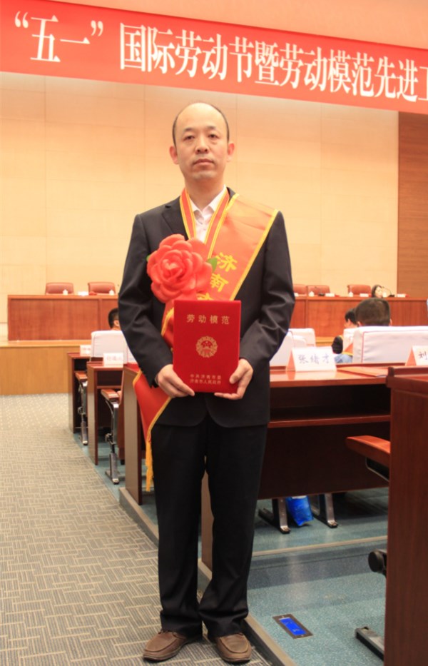 hjc黄金城官网登录集团管理公司白正茂荣评“济南市劳动模范”